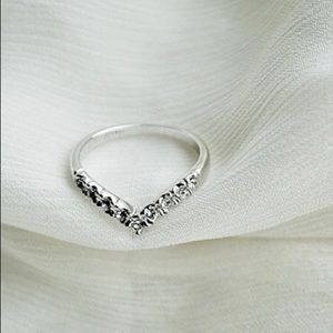 New silver v shape rhinestone ring